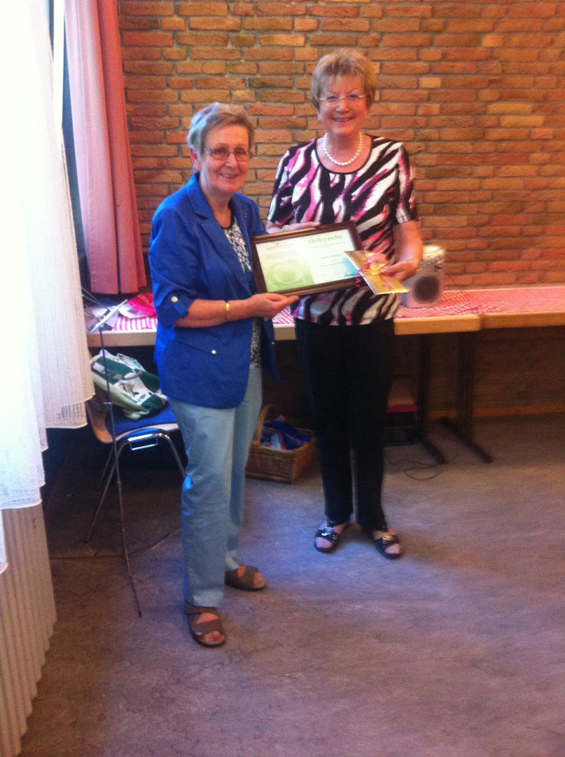 Schriftführerin Doris erhält von der Vorsitzenden Hilde Annamaier eine Urkunde für 25 Jahre Mitgliedschaft.